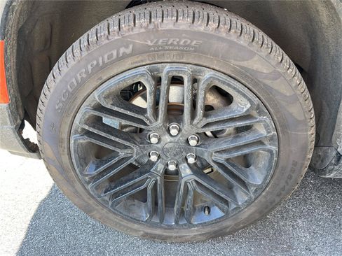 Used 2024 Jeep Wagoneer Series II RWD image 9
