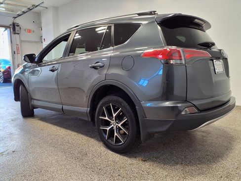 Used 2018 Toyota RAV4 SE image 2