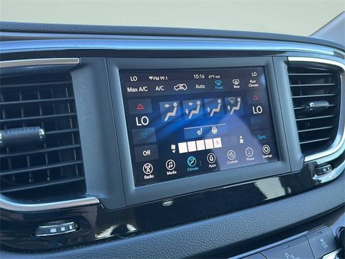 Used 2020 Chrysler Pacifica Touring-L image 31