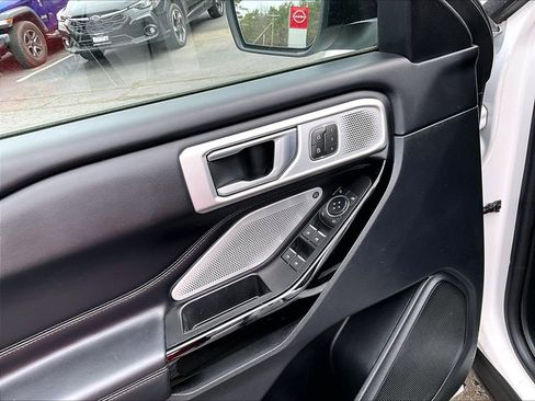 Used 2022 Ford Explorer Platinum w/ Equipment Group 601A AWD/4WD image 11