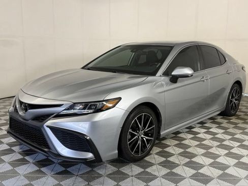 Used 2021 Toyota Camry SE AWD/4WD image 2