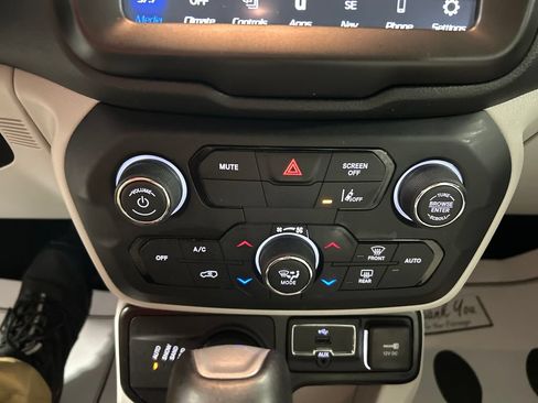 Used 2022 Jeep Renegade Limited AWD/4WD image 18
