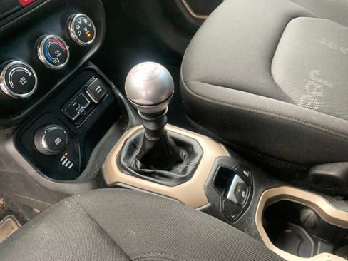 Used 2015 Jeep Renegade Latitude image 6