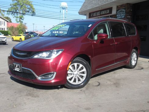 Used 2017 Chrysler Pacifica Touring-L image 31