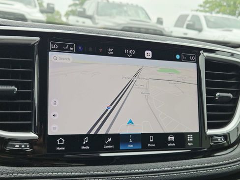 Used 2024 Chrysler Pacifica Limited FWD image 30
