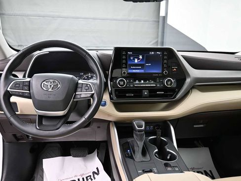 Used 2022 Toyota Highlander XLE AWD/4WD image 13
