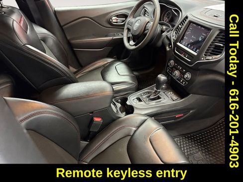 Used 2022 Jeep Cherokee Trailhawk image 4