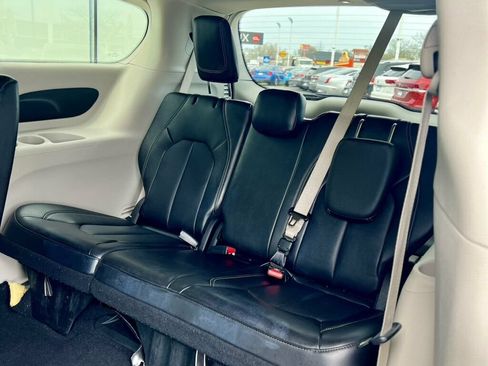 Used 2024 Chrysler Pacifica Touring-L FWD image 19