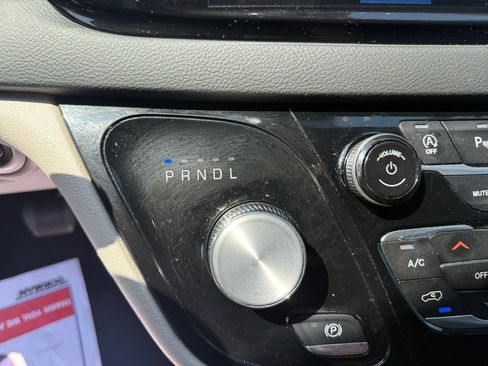 Used 2024 Chrysler Pacifica Touring-L FWD image 33