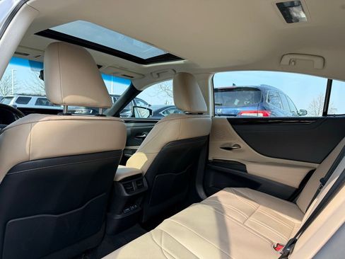 Used 2020 Lexus ES 300h w/ Accessory Package 2 image 16