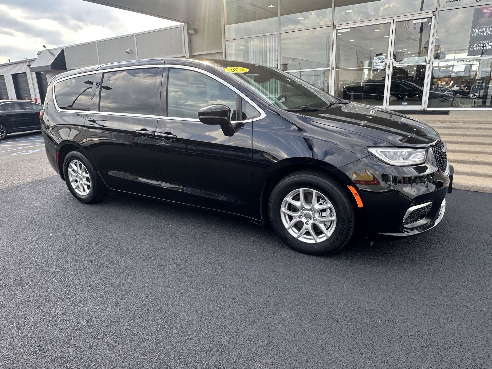 Used 2025 Chrysler Pacifica Select FWD image 2