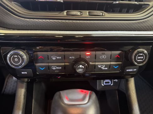 Used 2025 Jeep Compass Trailhawk w/ Trailhawk Elite Group AWD/4WD image 25