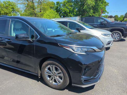Used 2023 Toyota Sienna XSE w/ XSE Plus Package AWD/4WD image 5