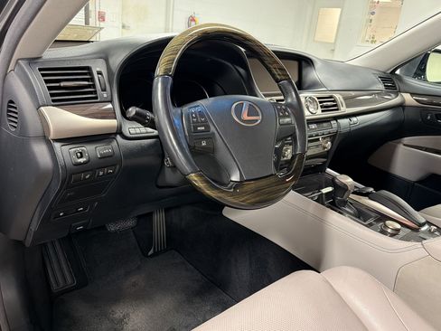 Used 2013 Lexus LS 460 w/ Comfort Pkg RWD image 4