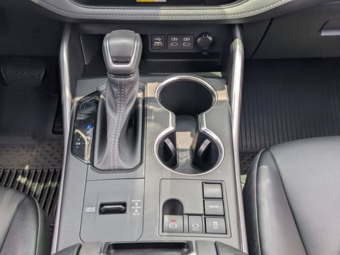 Used 2023 Toyota Highlander XLE FWD image 18