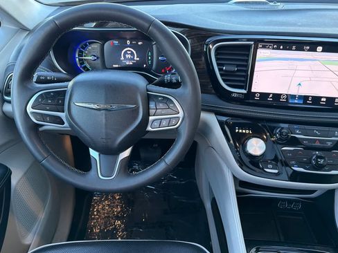 Used 2023 Chrysler Pacifica Limited image 14