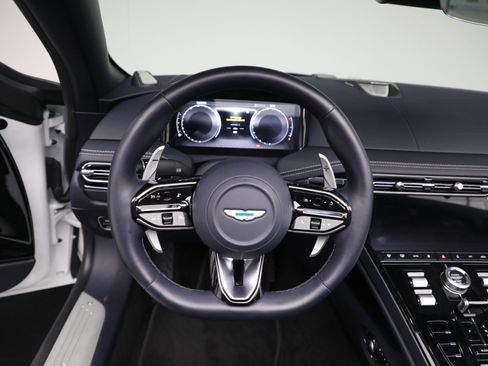 Used 2024 Aston Martin DB12 Convertible image 28