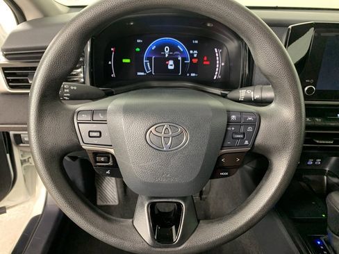 Used 2025 Toyota Camry LE image 7