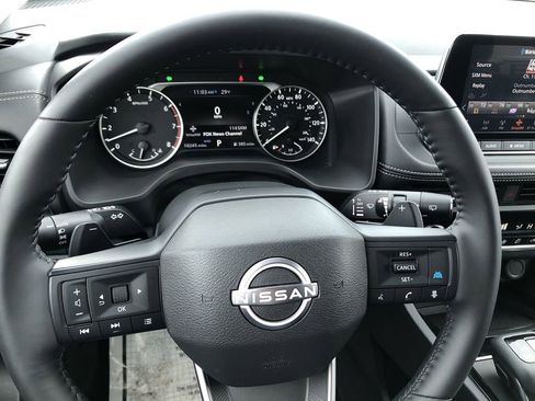 Used 2025 Nissan Rogue SV AWD/4WD image 24