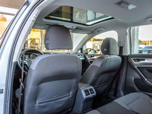 Used 2016 Volkswagen Golf S image 36