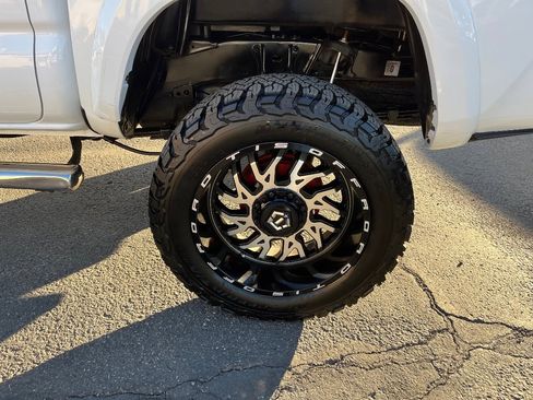 Used 2016 Toyota Tacoma TRD Sport image 41