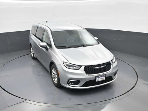 Used 2023 Chrysler Pacifica Touring-L FWD image 29