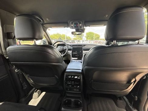 Used 2023 Jeep Grand Cherokee L Laredo AWD/4WD image 17