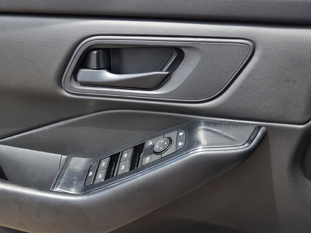 Used 2024 Nissan Rogue S FWD image 18