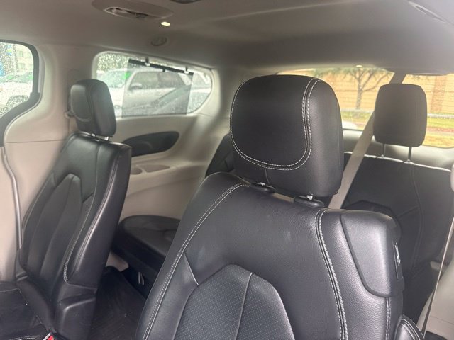 Used 2022 Chrysler Pacifica Touring-L w/ Uconnect Theater Family Group FWD image 7