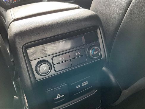 Used 2023 GMC Acadia SLT image 11