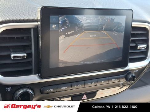 Used 2023 Hyundai Venue SEL FWD image 21