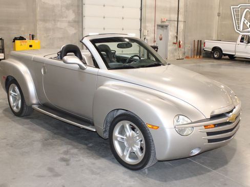 Used 2004 Chevrolet SSR w/ Preferred Equipment Group RWD image 27