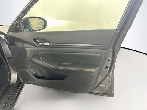 Used 2024 Nissan Altima 2.5 SV FWD image 30