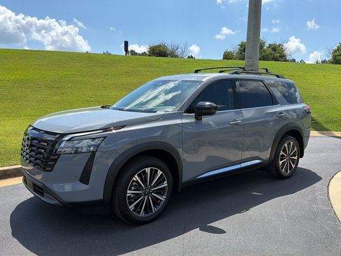 New 2026 Nissan Pathfinder Platinum FWD image 1