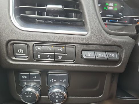 Used 2024 GMC Yukon AT4 w/ AT4 Premium Package AWD/4WD image 24