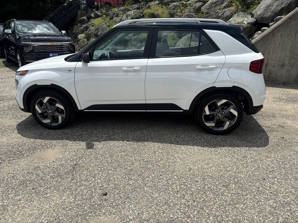 Certified 2024 Hyundai Venue Limited FWD image 3