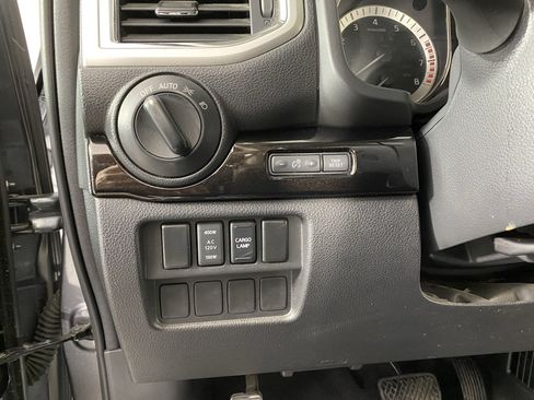 Used 2018 Nissan Titan SV w/ SV Convenience Package AWD/4WD image 23
