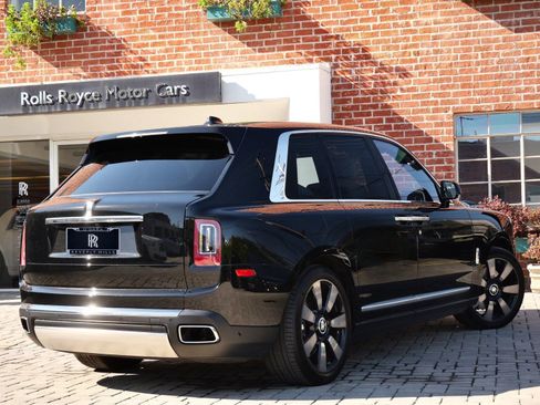 Used 2023 Rolls-Royce Cullinan w/ Cullinan Package image 2