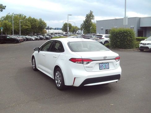 Used 2020 Toyota Corolla LE FWD image 3