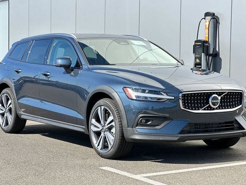 Certified 2026 Volvo V60 B5 Cross Country Plus w/ Climate Package AWD/4WD image 7