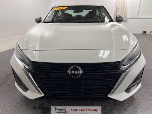 Used 2025 Nissan Altima 2.5 SV FWD image 2