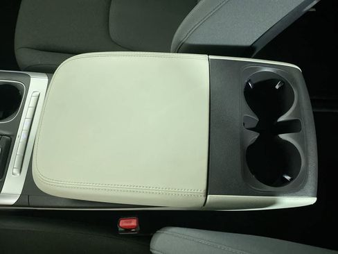 Used 2024 Kia Carnival LX image 28