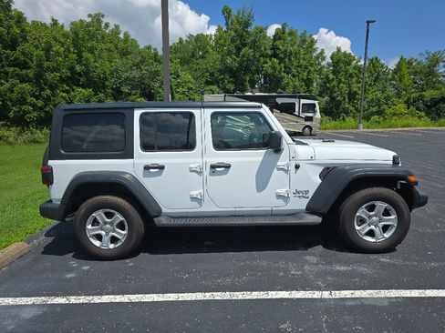 Used 2021 Jeep Wrangler Unlimited Sport AWD/4WD image 3