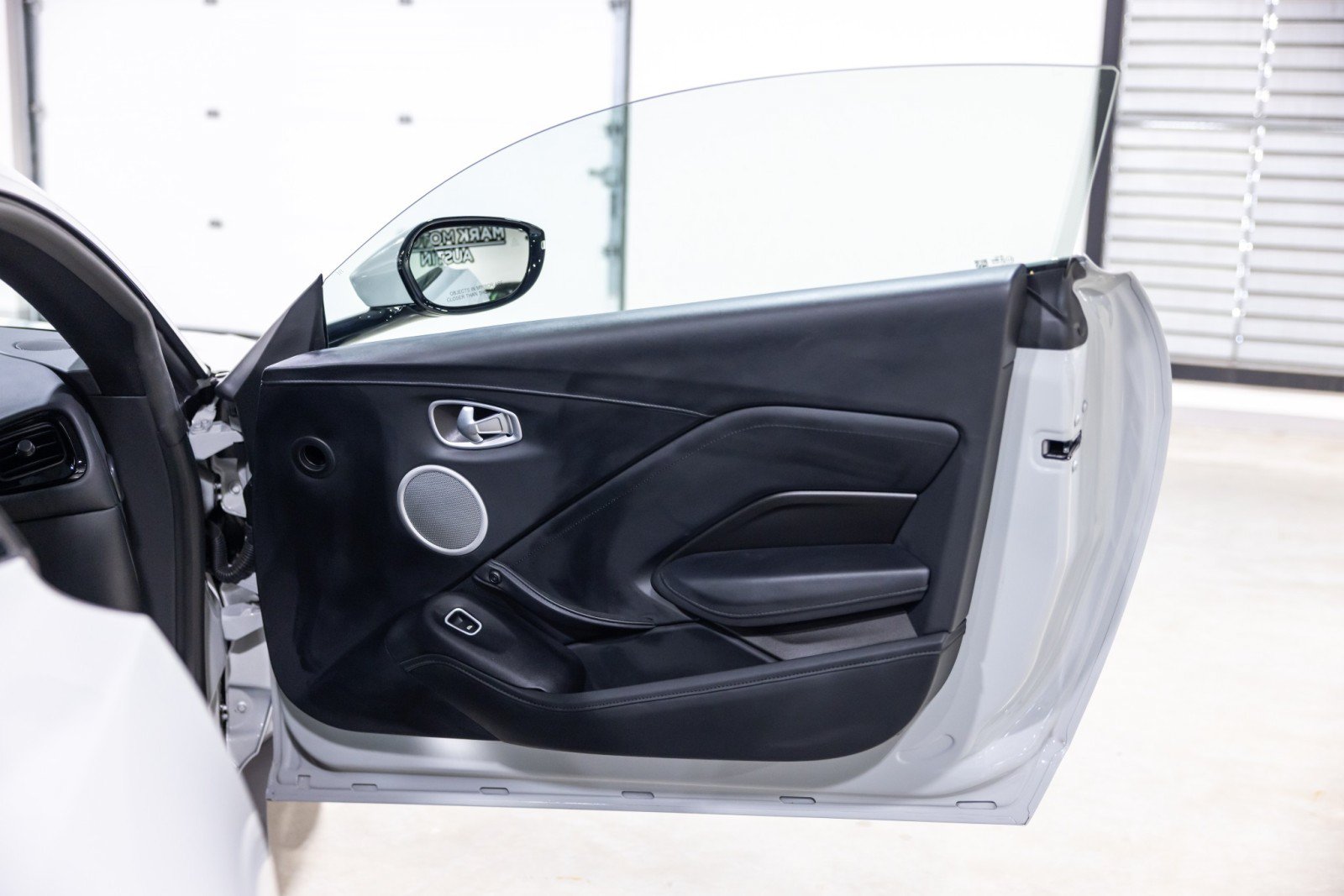 Used 2023 Aston Martin V8 Vantage Coupe RWD image 25