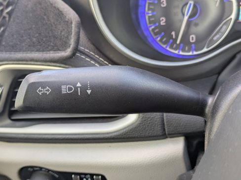 Used 2023 Chrysler Pacifica Touring-L image 19