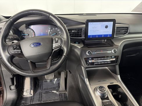Used 2020 Ford Explorer XLT w/ Equipment Group 202A AWD/4WD image 3