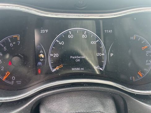 Used 2018 Jeep Grand Cherokee Laredo image 4