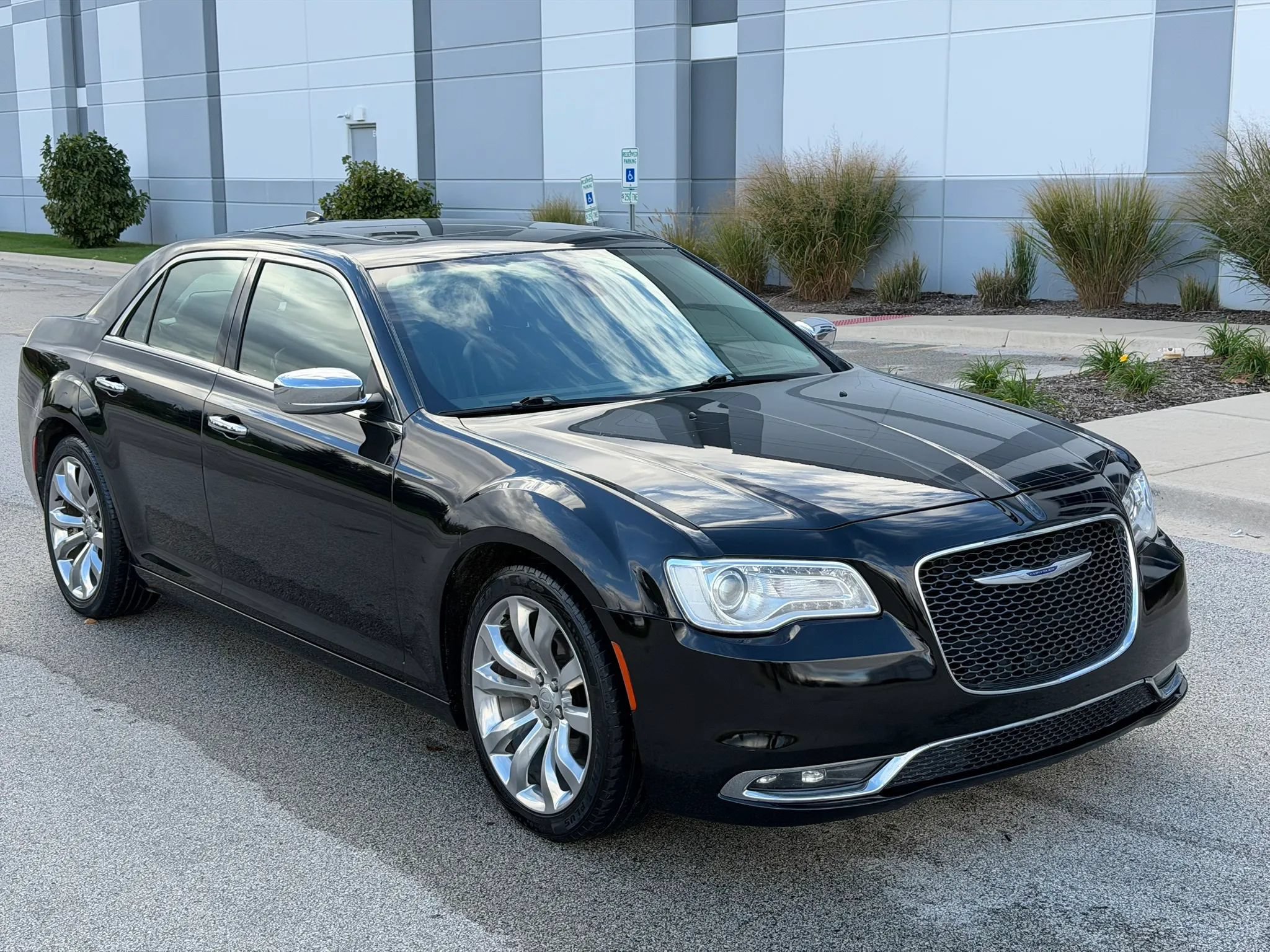 Used 2020 Chrysler 300 Limited RWD image 3