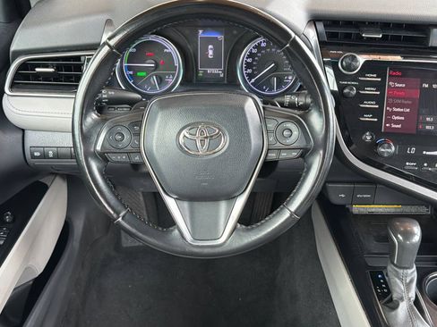 Used 2020 Toyota Camry SE w/ Sunroof Package FWD image 15