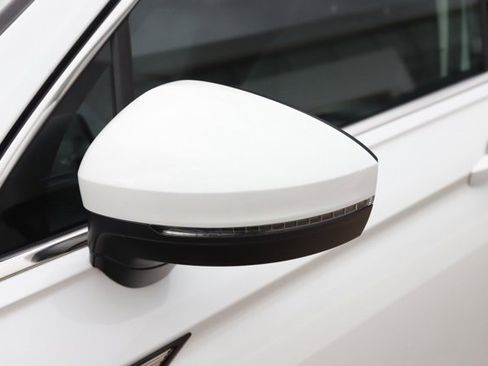 Used 2023 Volkswagen Tiguan SE w/ Panoramic Sunroof Package image 10